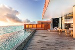 Vila - terasa s bazénem a výhledem na oceán