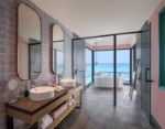 Sunrise/sunset overwater villa koupelna