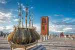 Rabat_namesti_u_mauzolea_Hassanova_vez_a_tradicni_zlata_dekorace.jpg