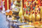 Výběr z tradičních lamp na marockém trhu Souk v Fes