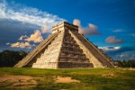 Pyramida El Castillo také známá jako Chrám Kukulcan, v Chichen Itza