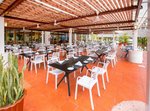 Venkovní sezení u bufetové restaurace