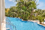 Bazén u swim out pokojů