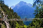 Lávka nad soutěskou Leutaschklamm - putování po Alpách