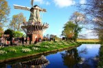 Větrný mlýn v květinovém parku Keukenhof