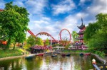 Zábavní park Tivoli je jedním z nejstarších na světě. Najdete tu obyčejné kolotoče, i hrůzostrašnou horskou dráhu