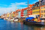 Romantické nábřeží Nyhavn,  které lemují barevné domky a kotví tu staré dřevěné lodě