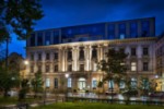 Hotel v noci 