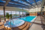 Vnitřní bazén a jacuzzi