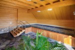 Bazén z jacuzzi v saunové zóně