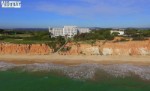 Portugalsko, Algarve, Albufeira - ALGARVE GARDENS - pohled na pláž a hotel od moře