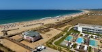 Letecký pohled na resort a pláž