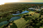 Letecký pohled na resort a golfové hřiště 