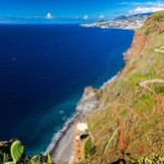 Pohled na pláž a Funchal v pozadí