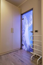 Řecko, Kefalonie, Fiskardo - Fiscardonna Luxury Suites - designové dveře
