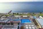 Hotel s bazénem a výhled na pláž