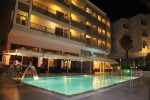 Večerní pohled na hotel s bazénem