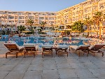 Hotel s bazénem při západu slunce