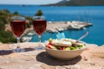 tradiční řecký salát s vínem