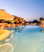 Večerní pohled na bazén