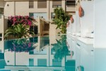 Suite se sdíleným bazénem a výhledem do zahrady
