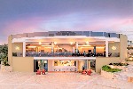 Hlavní restaurace a bar u bazénu
