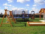 Houpačky, pískoviště, trampolína i dětské prolézačky  