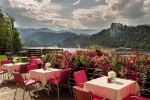 Dominantou hotelu je slunná terasa s výhledem na jezero Bled