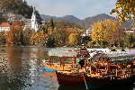 Přístaviště pleten (lodě plující po jezeře Bled), v pozadí kostel sv. Martina • foto slovenia.info
