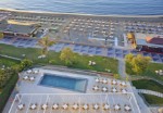 Výhled z hotelu na bazén a pláž
