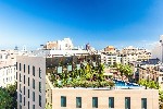 Hotel a střešní bazén