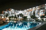 Večerní pohled na bazén a hotel