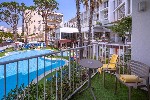 Hotel GHT Costa Brava - výhled na bazén z balkónu