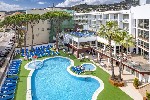 Hotel GHT Costa Brava - pohled na budovu a bazén
