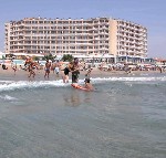 budova hotelu a pláž