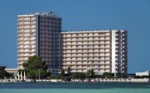 Pohled na hotel ze slané laguny Mar Menor
