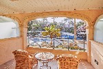 Balkon, junior suita, výhled na bazén