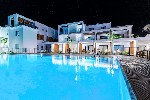 Večerní pohled na hotel a bazén 