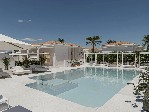 Bazén a bungalovy