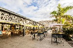 Terasa restaurace u bazénu