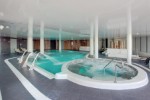 Vnitřní bazén a jacuzzi