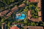 Letecký pohled na hotel s bazénem 