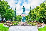 Park Esplanadi se sochou finského básnika Runeberga v Helsinkách