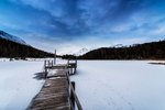 Zasněžené jezero nad hostelem