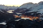 Západ slunce nad zasněženým údolím Engadin