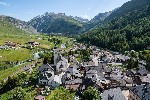 Údolí u města Andermatt - cestování po Švýcarsku