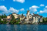Ostrov San Giulio při plavbě lodí po jezeře Lago di Orta - poznávací zájezd do Itálie a Švýcarska