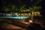 Noční pohled na hotel a bazén
