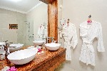 Bungalov Deluxe, výhľad do záhrady, kúpeľňa