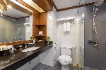 Dvoulůžkový pokoj deluxe s bočním výhledem na moře - koupelna